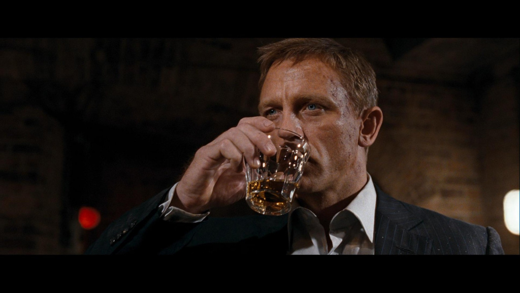 Джеймс Бонд 007 пьет виски с содовой - Дэниел Крейг 