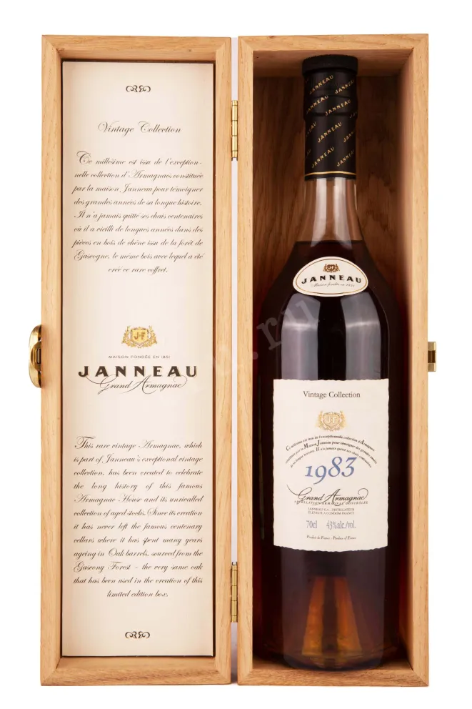 В деревянной коробке Janneau 1983 0.7 л