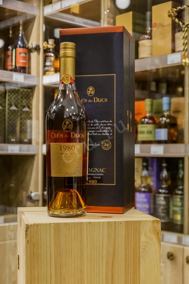 В магазине Крю Профи Cles des Ducs 1980 0.7 л