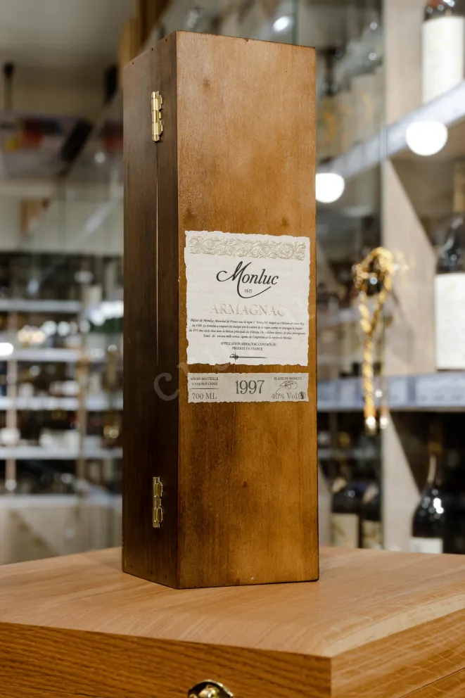 В магазине Крю Профи Monluc 1997 0.7 л