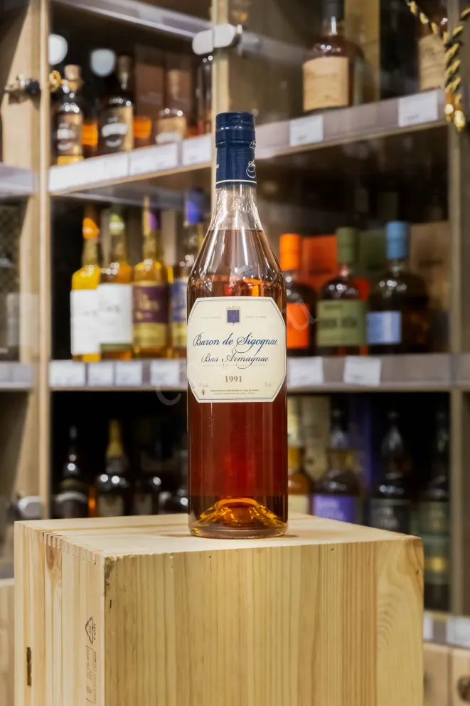 В магазине Крю Профи Baron de Sigognac wooden box 1991 0.7 л