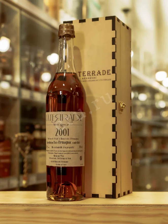 В магазине Крю Профи Laterrade Chateau de Briat Bas-Armagnac in wooden box 2001 0.7 л