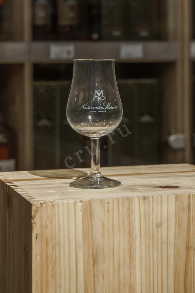 В магазине Крю Профи Normandin-Mercier Prestige Vielle Fine Champagne in gift box with 2 glasses 0.7 л