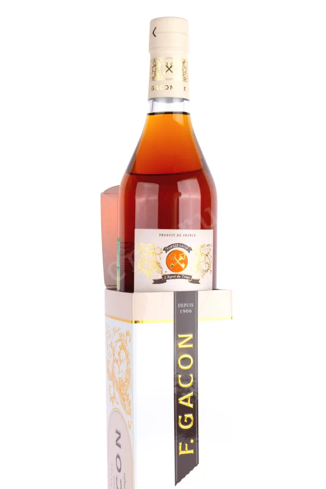 В подарочной коробке F.Gacon VSOP Prestige 4 years gift box 0.7 л