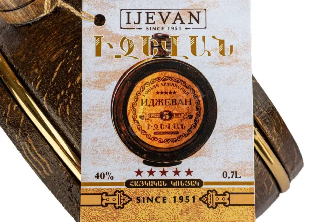 Этикетка Коньяк Иджеван 5 лет 40% 0,7л бочка в п/у Армения (скидки нет)