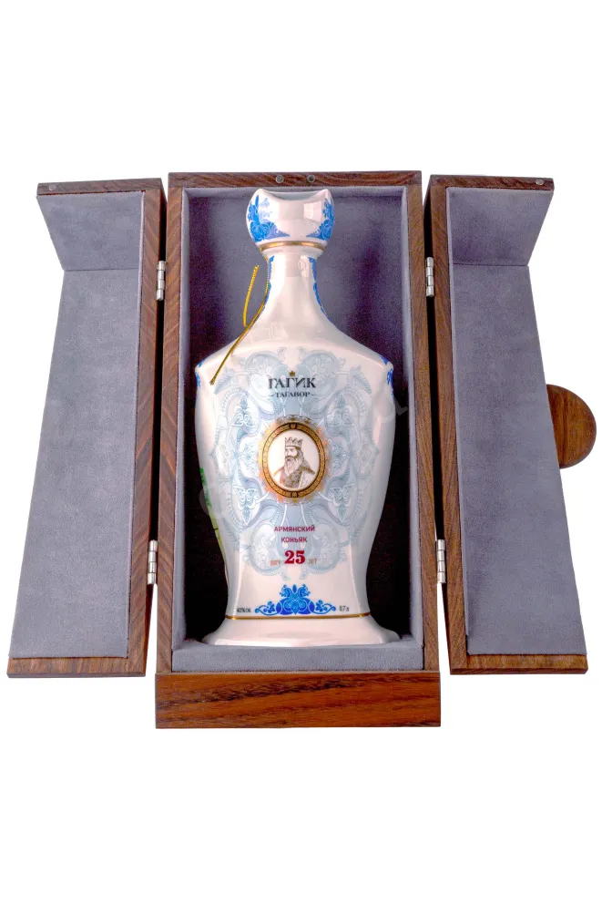 В деревянной коробке Gagik Tagavor OS 25 years old in gift box 0.7 л