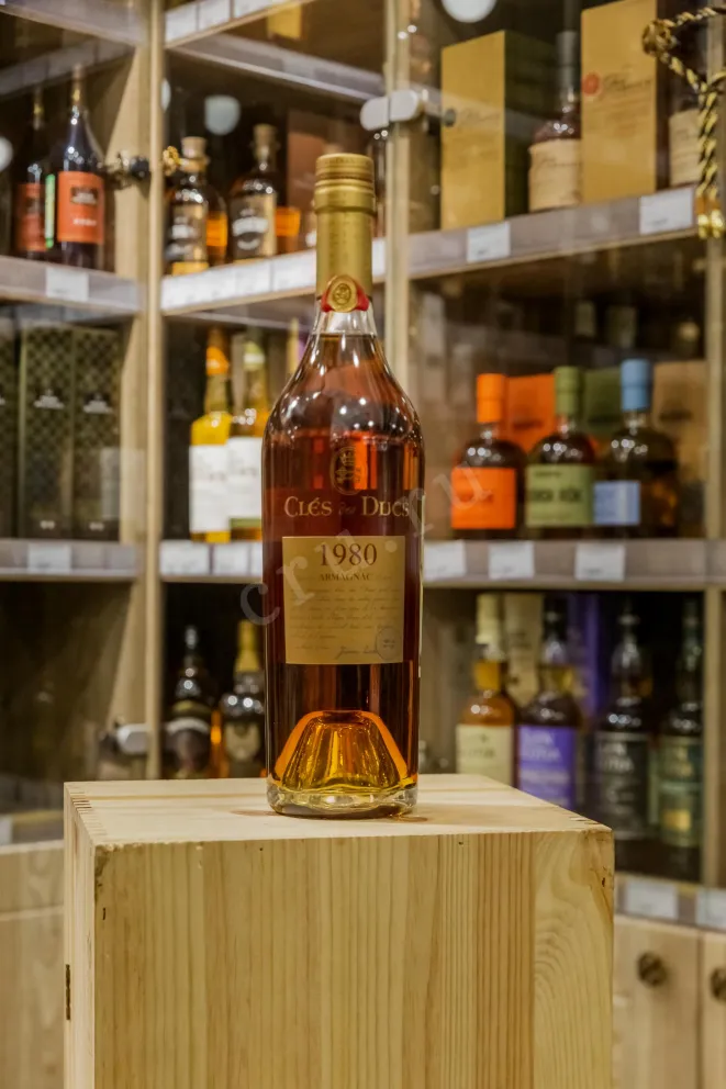 В магазине Крю Профи Cles des Ducs 1980 0.7 л