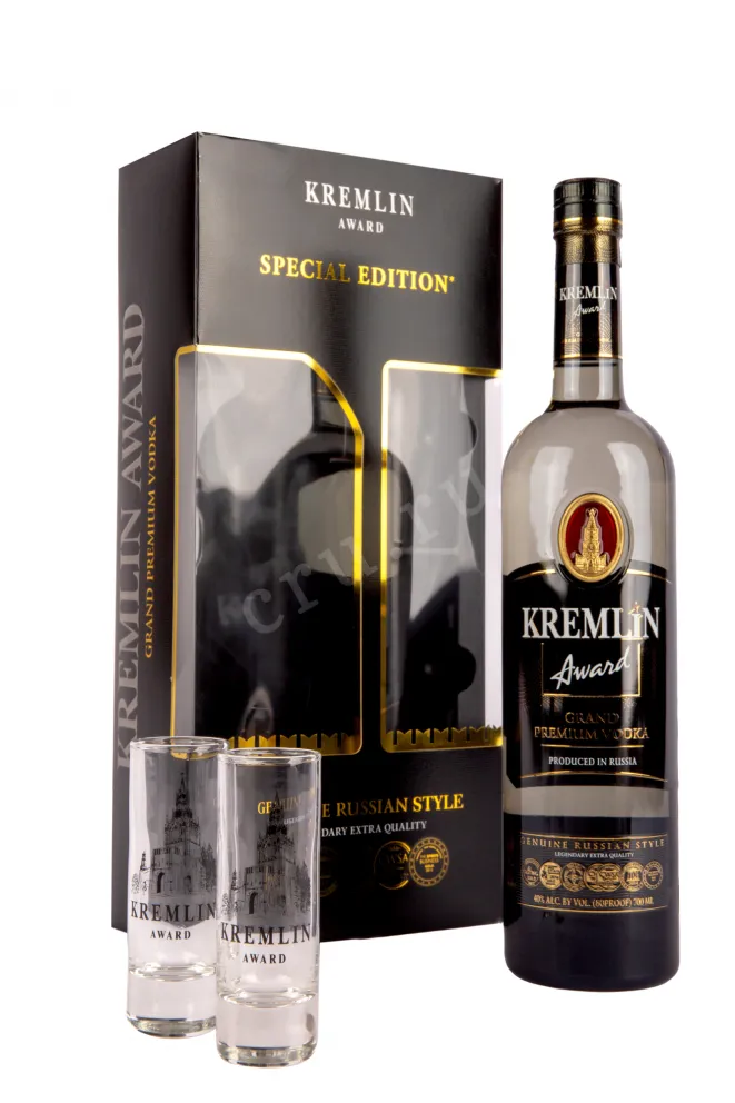 Водка Кремлин Эворд Гранд Премиум c 2 стопками в подарочной упаковке  0.7 л