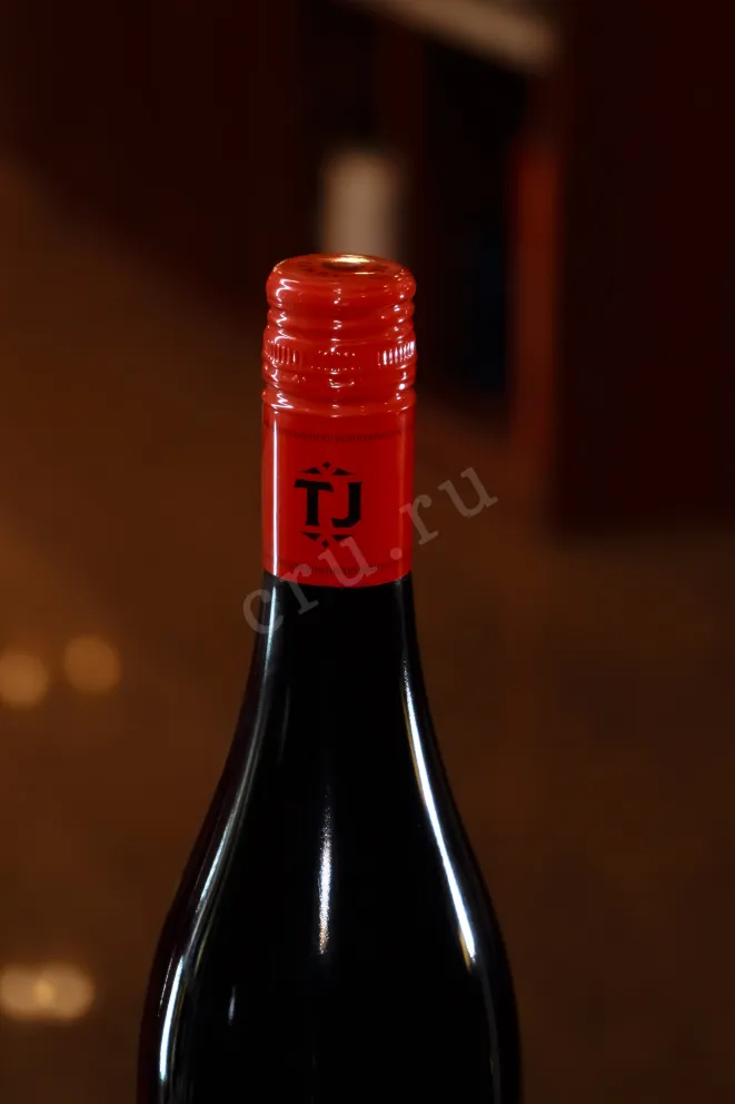 Пробка Tussock Jumper Pinot Noir 2022 0.75 л