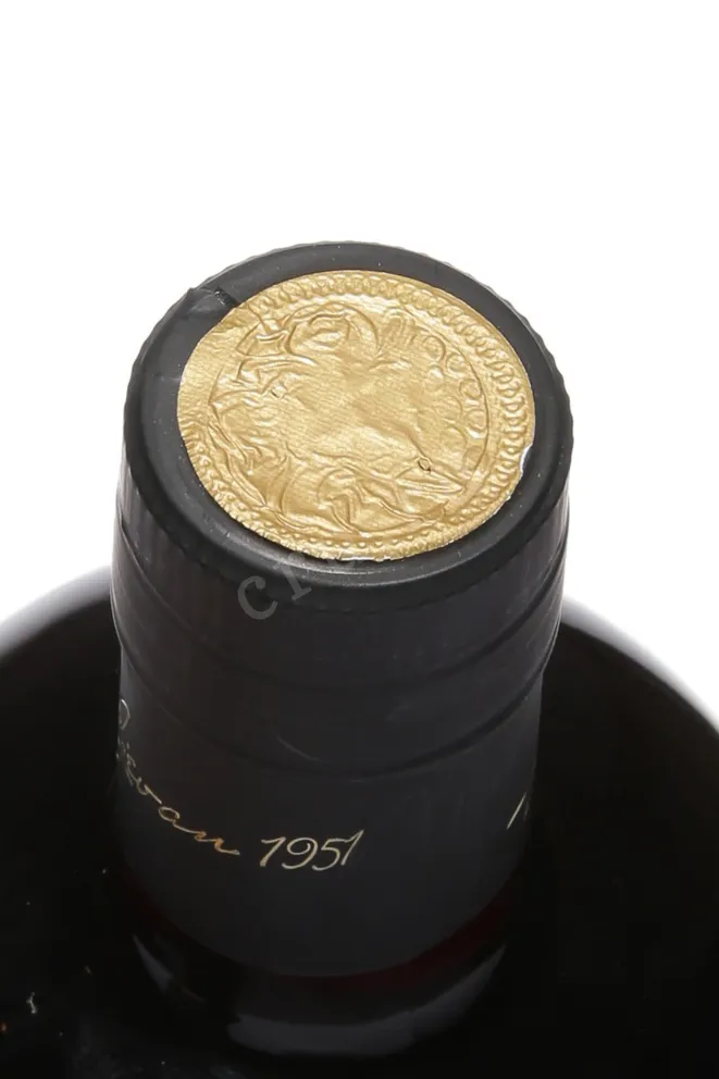 Пробка Ijevan Apricot 10 years with gift box 0.5 л