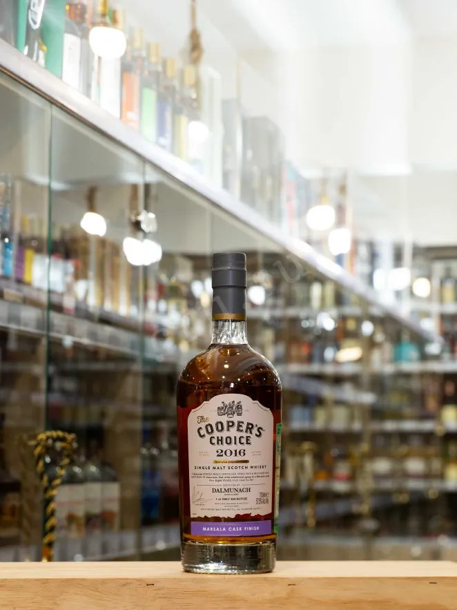 В подарочной коробке The Cooper's Choice Dalmunach Single Malt Marsala Cask Finish