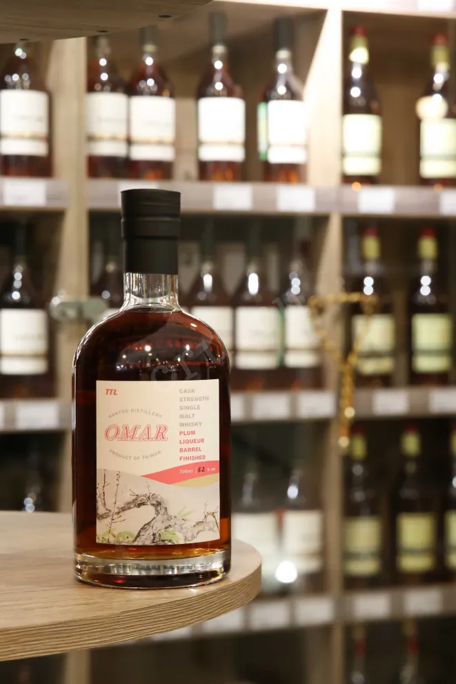 В магазине Крю Профи Omar Cask Strength Single Malt Plum Liqueur Barrel Finish in gift box 0.7 л