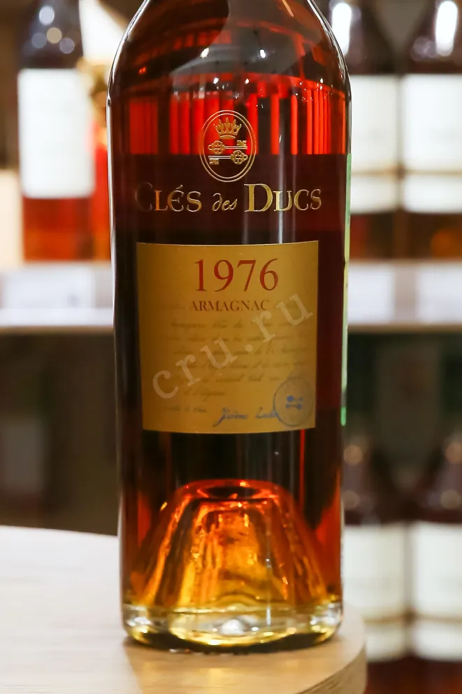 В магазине Крю Профи Cles des Ducs in gift box 1976 0.7 л