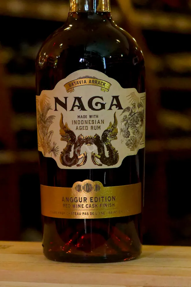 В магазине Крю Профи Naga Baravia Arrack Anggur Edition Red Wine Cask Finish in tube 0.7 л