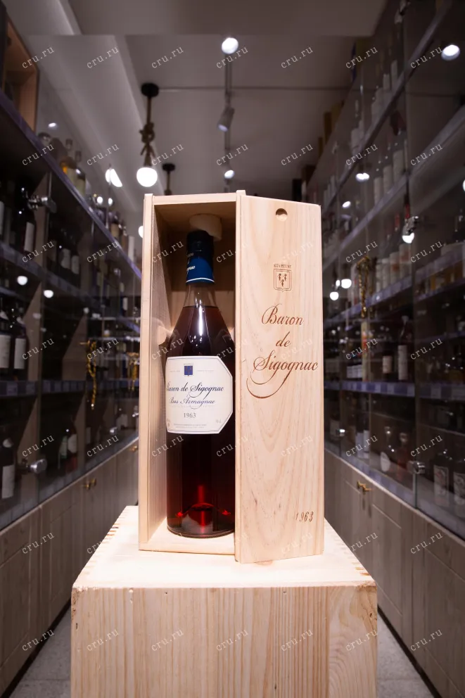 В магазине Крю Профи Armagnac Baron de Sigognac wooden box 1963 0.7 л