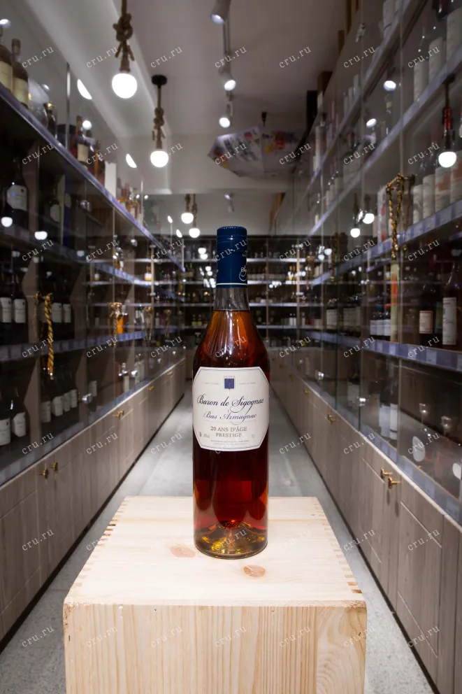 В деревянной коробке Арманьяк Baron de Sigognac 20 ans d'age