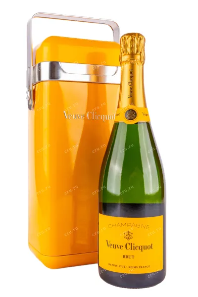 Шампанское Veuve Clicquot Ponsardin Brut with gift box 2019 0.75 л