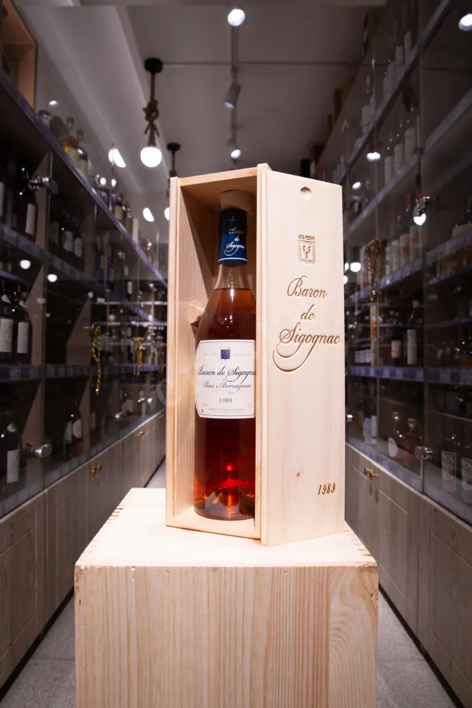 В магазине Крю Профи Baron de Sigognac wooden box 1989 0.7 л