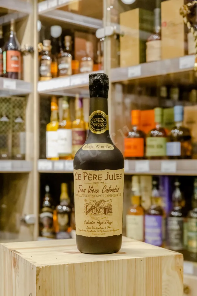 В магазине Крю Профи Le Pere Jules Pays d'Auge 40 ans in wooden box 0.7 л