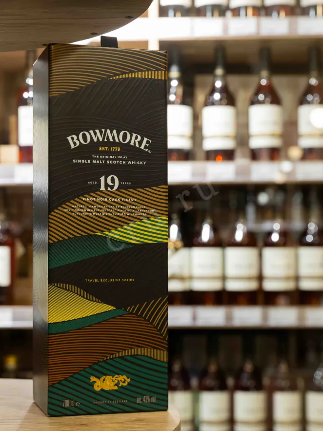 В магазине Крю Профи Bowmore Ex Bourbon & Pinot Noir 19 Years Old in gift box 0.7 л