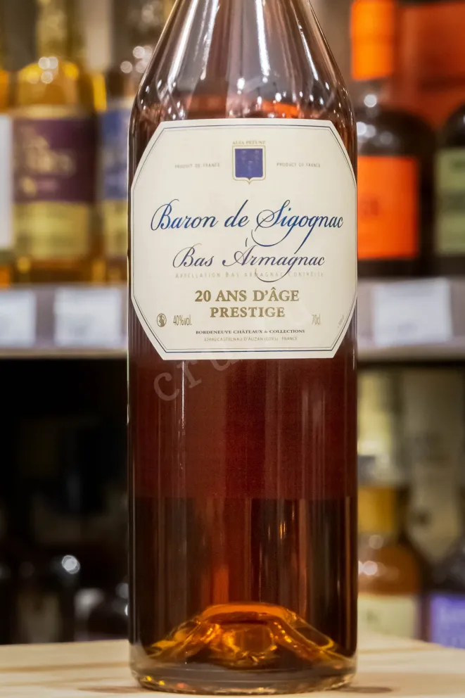 В деревянной коробке Арманьяк Baron de Sigognac 20 ans d'age