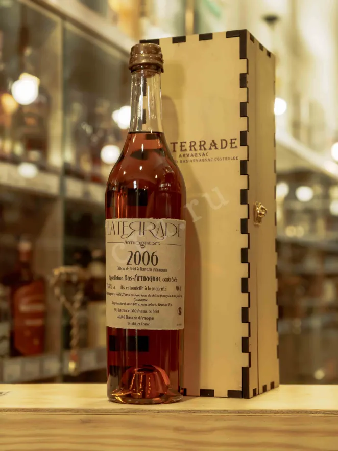 В магазине Крю Профи Laterrade Chateau de Briat Bas-Armagnac in wooden box 2006 0.7 л
