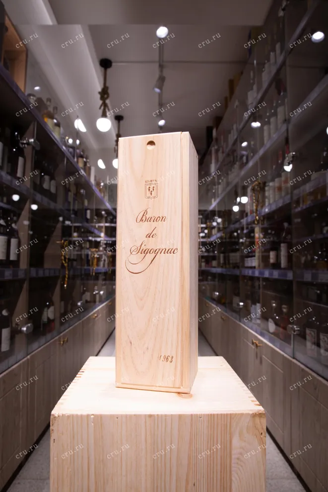 В магазине Крю Профи Armagnac Baron de Sigognac wooden box 1963 0.7 л