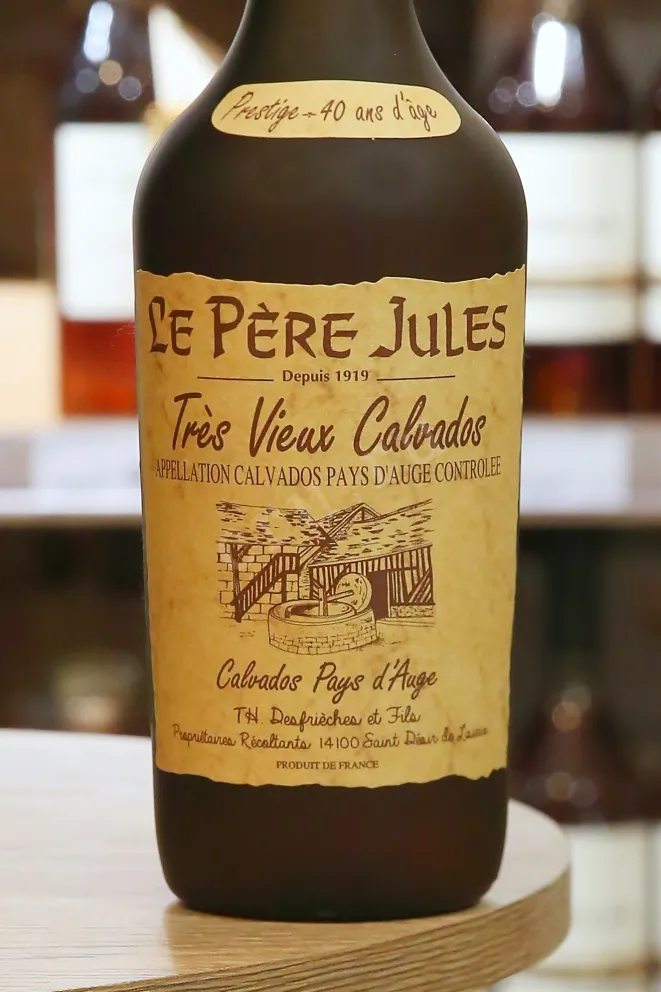 В магазине Крю Профи Le Pere Jules Pays d'Auge 40 ans in wooden box 0.7 л