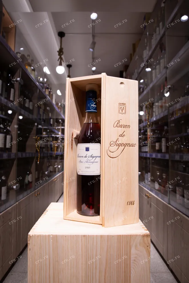 В магазине Крю Профи Baron de Sigognac wooden box 1985 0.7 л