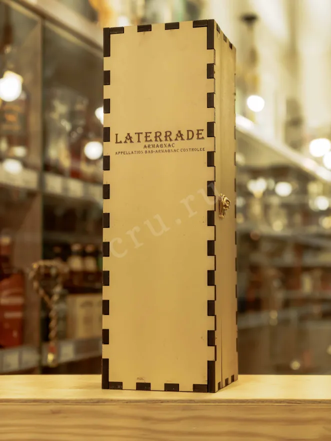 В магазине Крю Профи Laterrade Domaine de Lartigue Bas-Armagnac in wooden box 1976 0.7 л