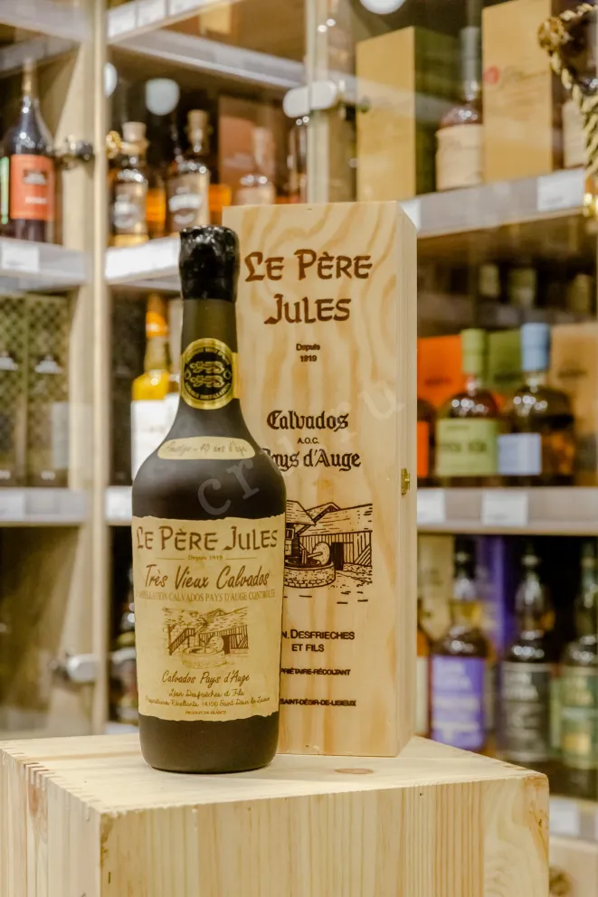 В магазине Крю Профи Le Pere Jules Pays d'Auge 40 ans in wooden box 0.7 л