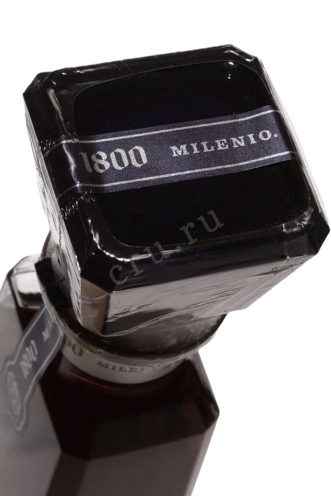 Пробка Jose Cuervo 1800 Milenio Extra Anejo in gift box 0.7 л