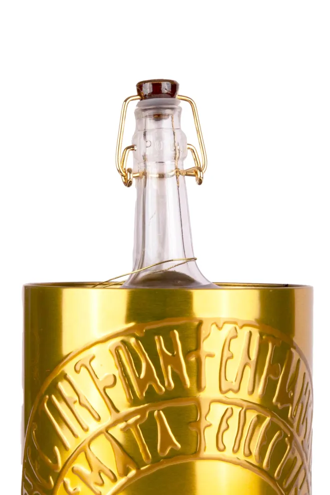 В тубе Poli Cleopatra Moscato Oro 0.7 л