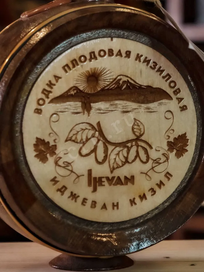 Водка Иджеван Кизиловая в деревянной бочке  0.7 л