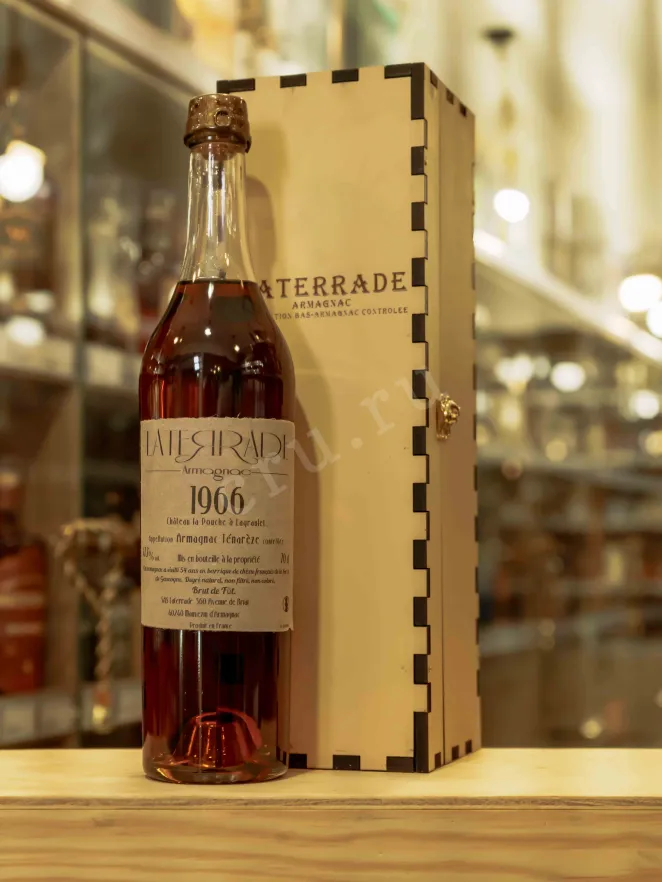 В магазине Крю Профи Laterrade Chateau de La Pouche Armagnac Tenareze in wooden box 1966 0.7 л