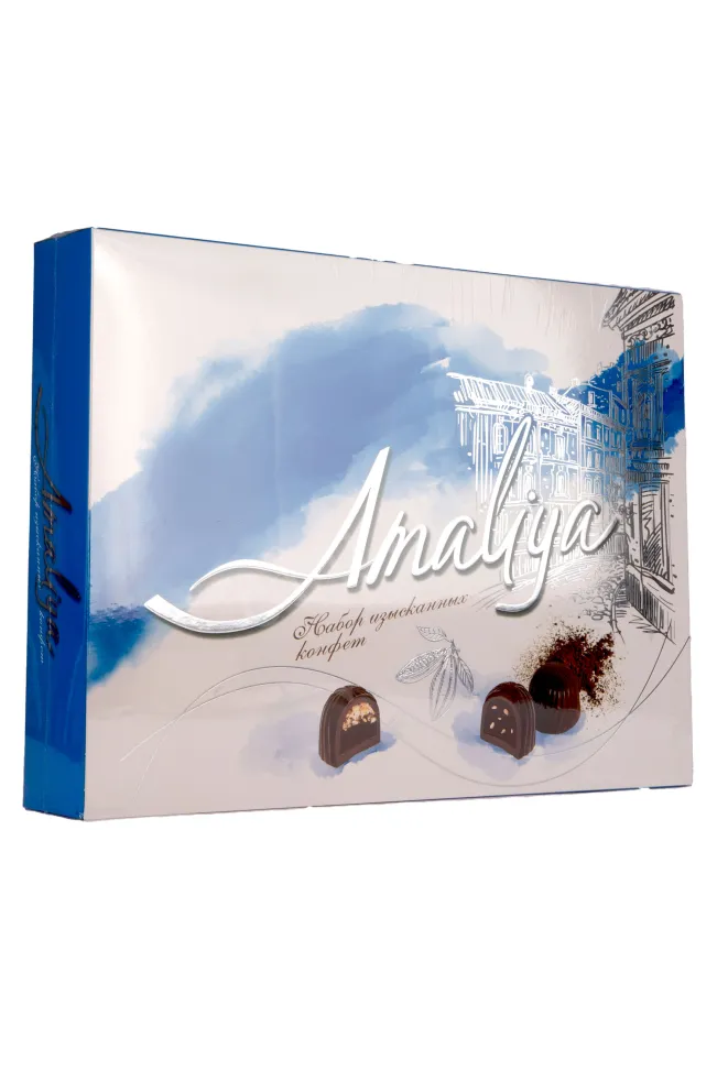 В подарочной коробке Chocolate set Amaliya with creamy taste and nuts