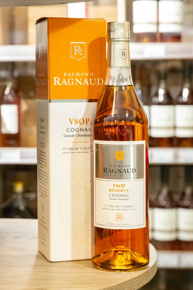 В магазине Крю Профи Raymond Ragnaud VSOP Reserve Grand Champagne 1er Cru De Cognac in gift box 0.7 л