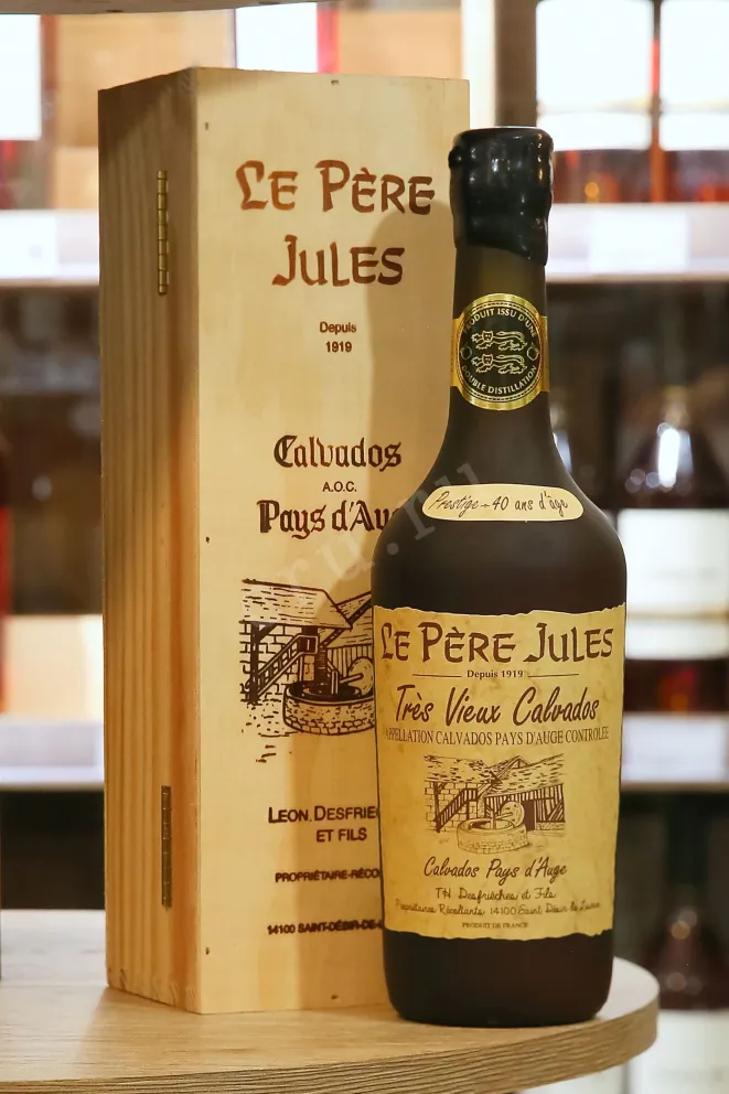 В магазине Крю Профи Le Pere Jules Pays d'Auge 40 ans in wooden box 0.7 л