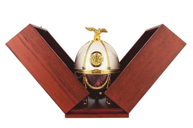 В подарочной коробке Imperial Collection Super Premium Faberge white-red in wooden box 0.7 л