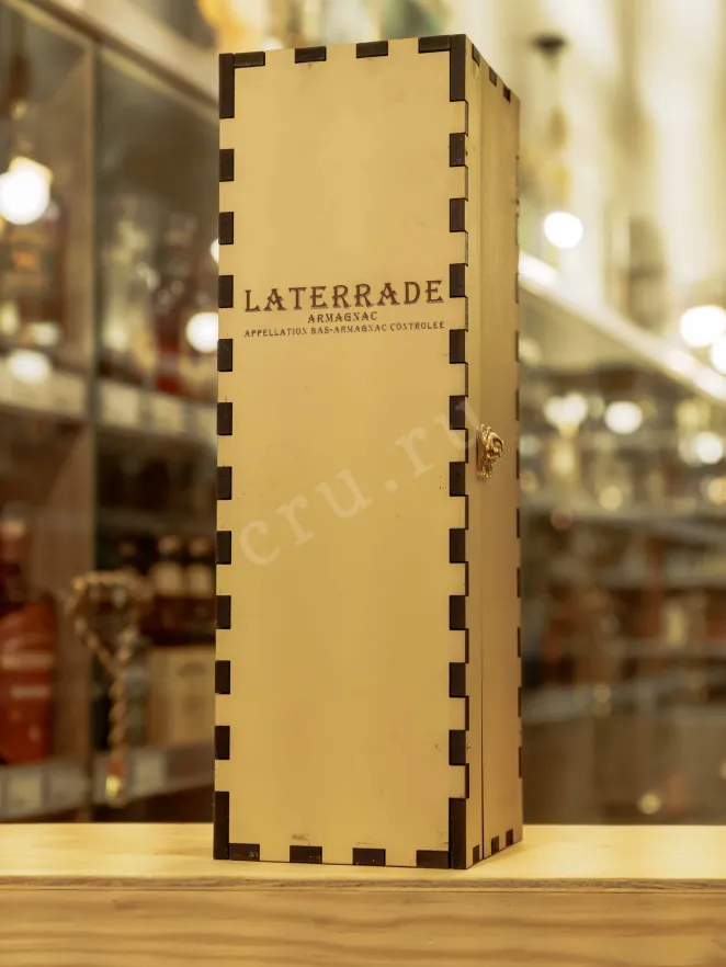 В магазине Крю Профи Laterrade Domaine de Laheouguere Bas-Armagnac in wooden box 2000 0.7 л