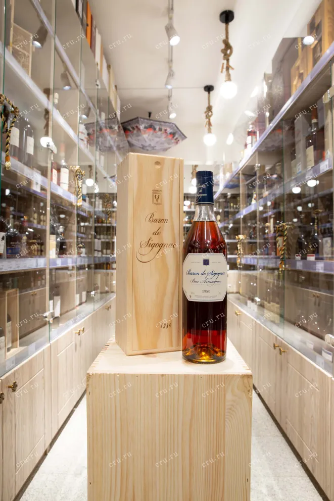В магазине Крю Профи Baron de Sigognac wooden box 1980 0.7 л