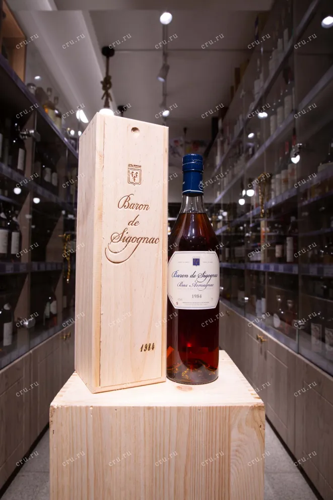 В магазине Крю Профи Baron de Sigognac wooden box 1984 0.7 л