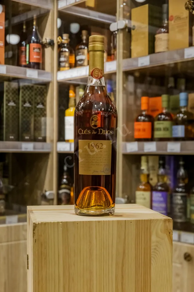В магазине Крю Профи Cles des Ducs 1962 0.7 л
