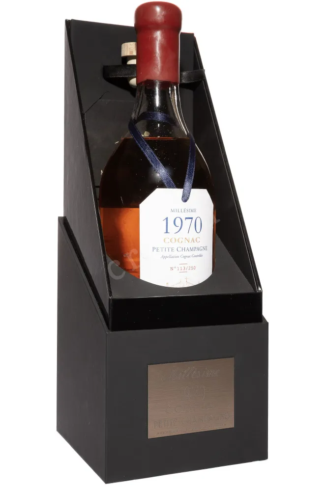 В подарочной коробке Deau 1970 0.7 л