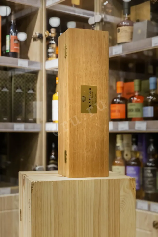 В магазине Крю Профи Janneau 1983 0.7 л