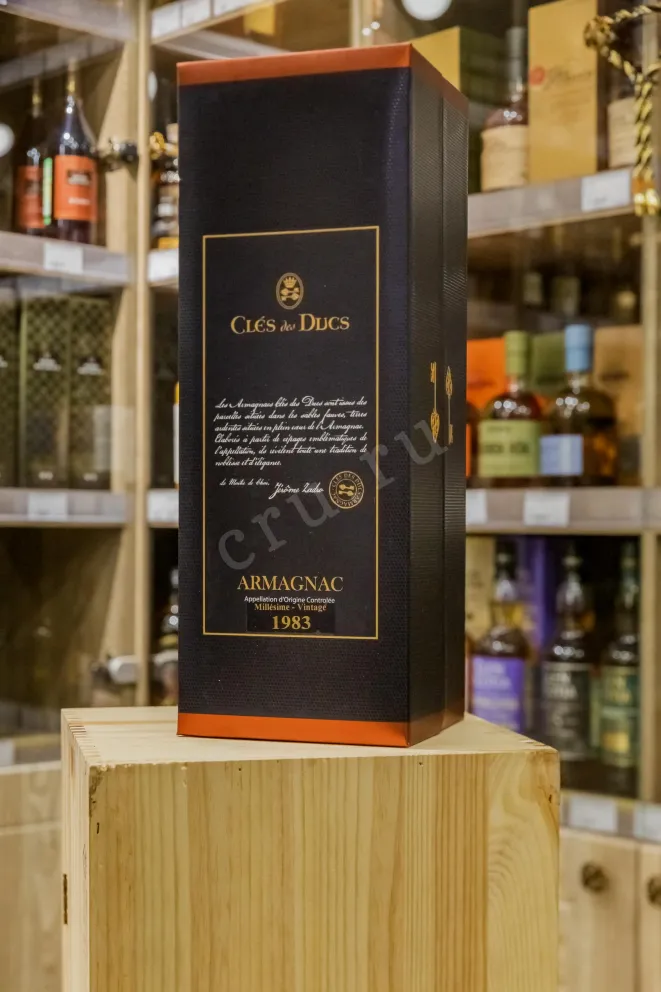 В магазине Крю Профи Cles des Ducs Millesime gift box 1983 0.7 л