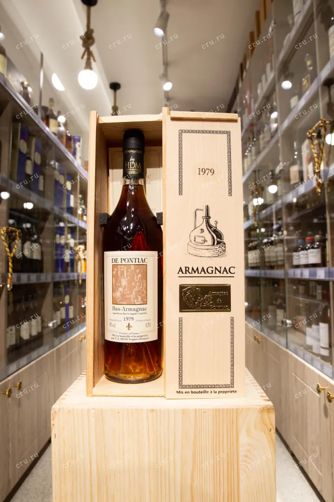 В магазине Крю Профи Bas-Armagnac De Pontiac wooden box 1979 0.7 л