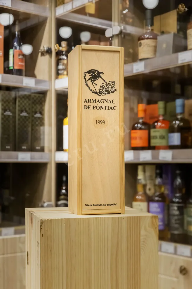 В магазине Крю Профи Bas-Armagnac De Pontiac wooden box 1999 0.7 л