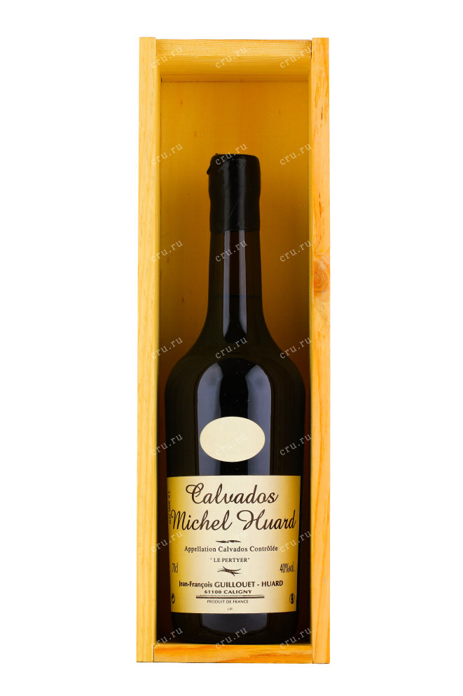 Бутылка кальвадоса Мишель Уард 2002 0.7 в деревянном пенале
