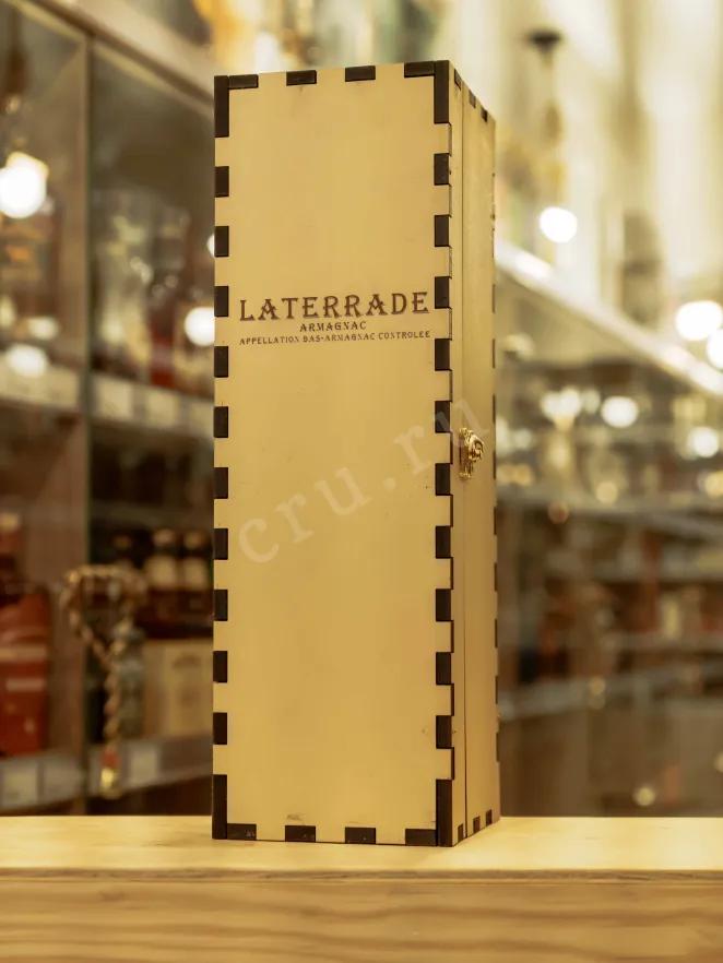 В магазине Крю Профи Laterrade Chateau de La Pouche Armagnac Tenareze in wooden box 1966 0.7 л
